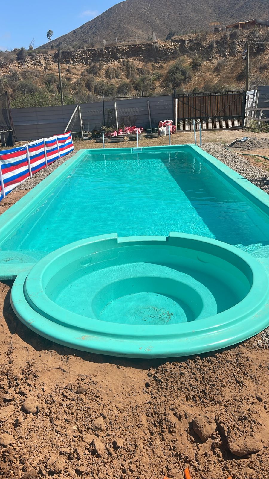 Piscina fibra de vidrio verde menta rectangular con spa, recién terminada