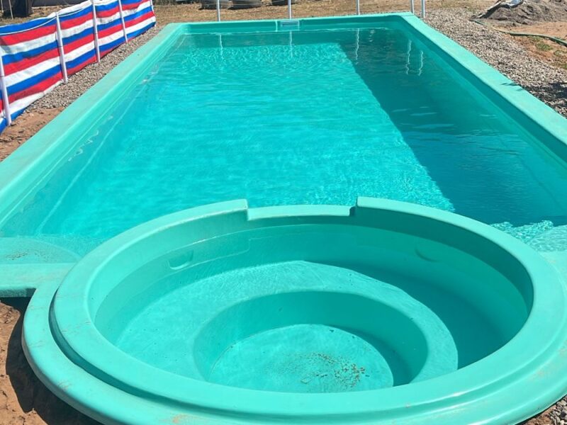 Piscina fibra de vidrio verde menta rectangular con spa, recién terminada